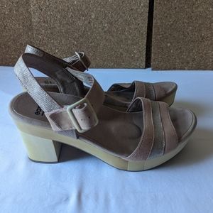 earth Oak Chestnut Chunky Block Heel Platform Sandals Size 10 in Dusty Pink